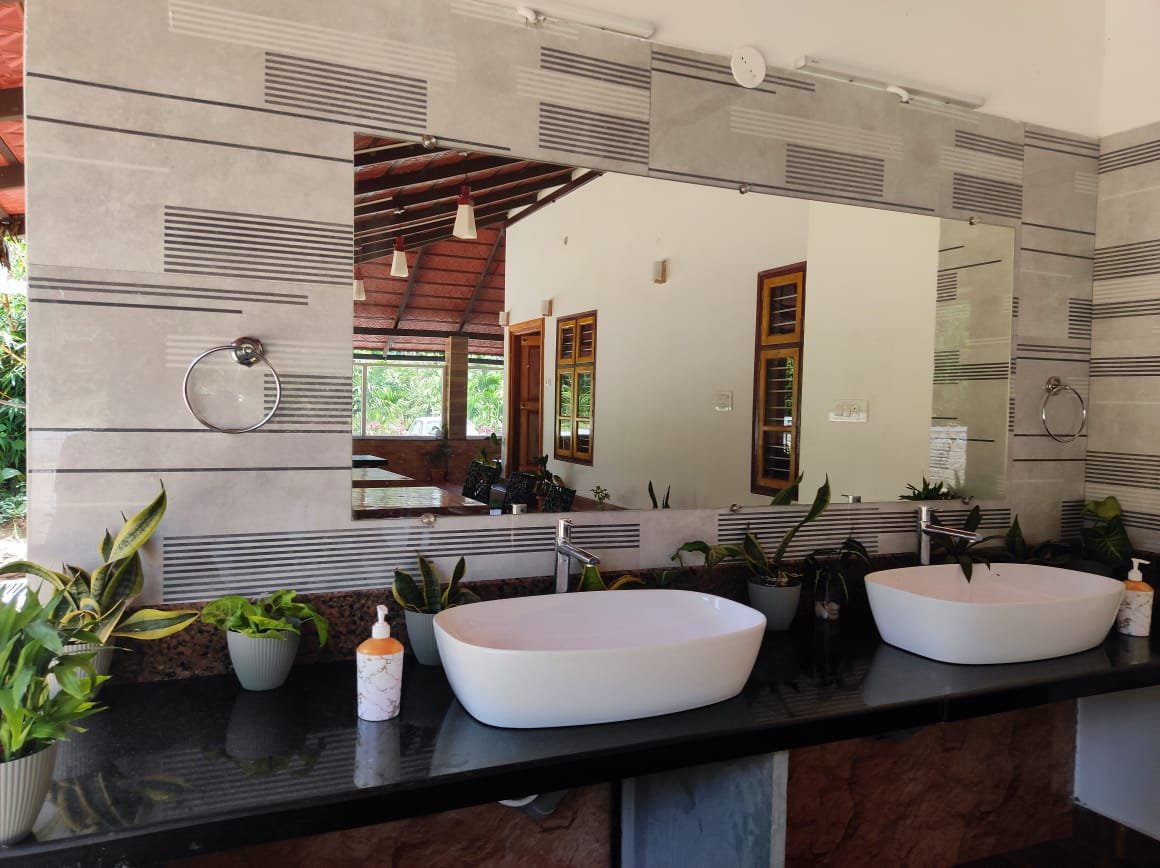 Contemporary Vanity Counter